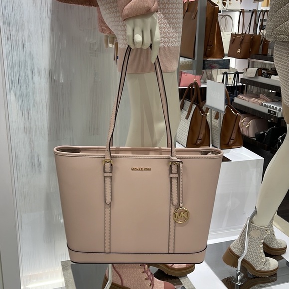 MICHAEL KORS
Jet Set Travel Lg Top Zip Shoulder Tote Saffiano Leather
Pwdr Blush - Picture 16 of 16